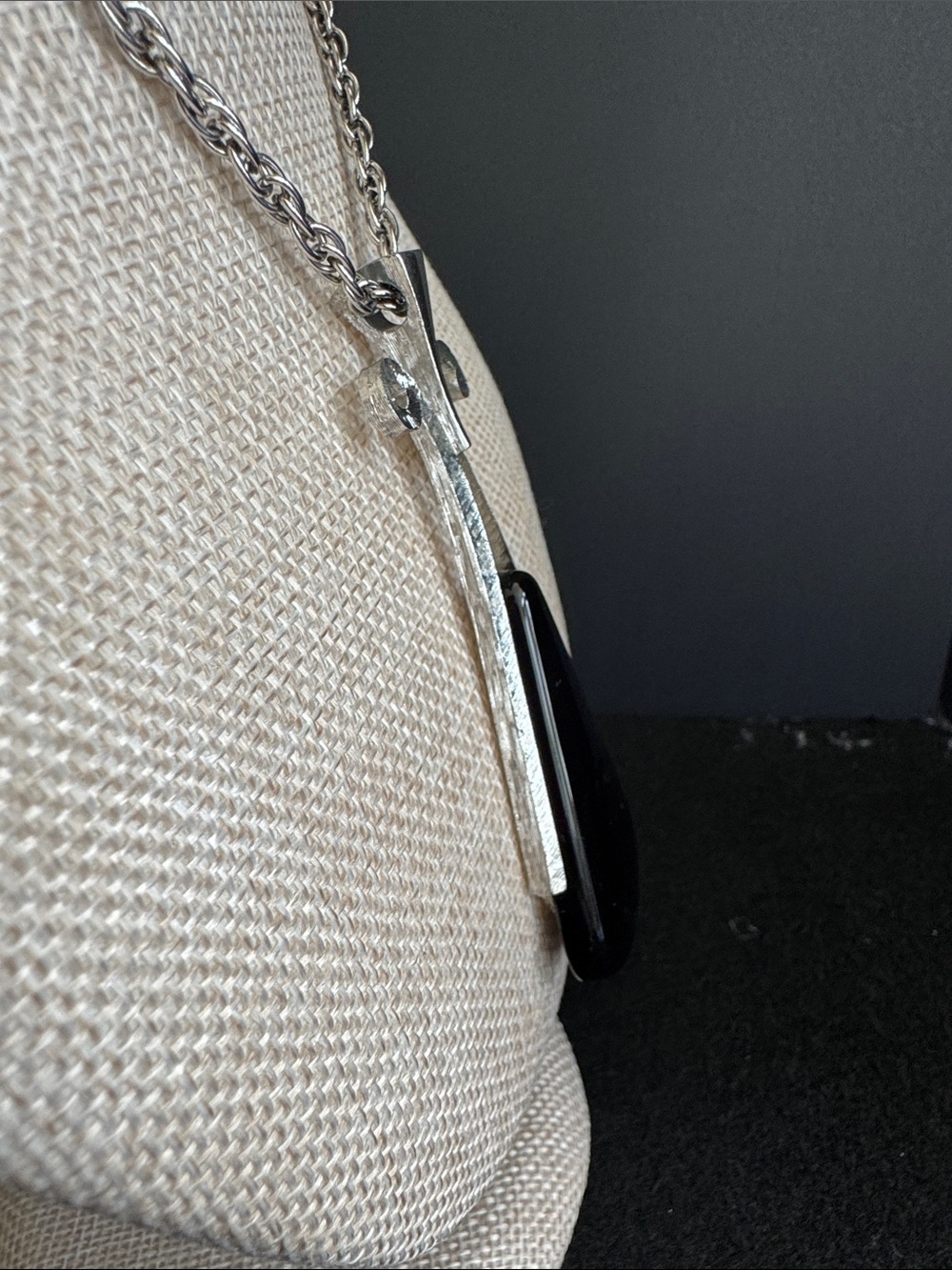 VTG Avon "Ebony Teardrop" Modernist Pendant Necklace Silver Tone Black Lucite - Picture 2 of 9